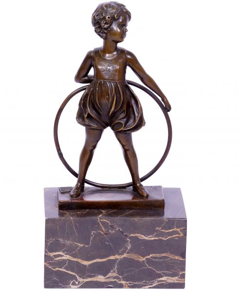 Bronzeskulptur Mädchen Turnerin mit Reif auf Steinplinthe 