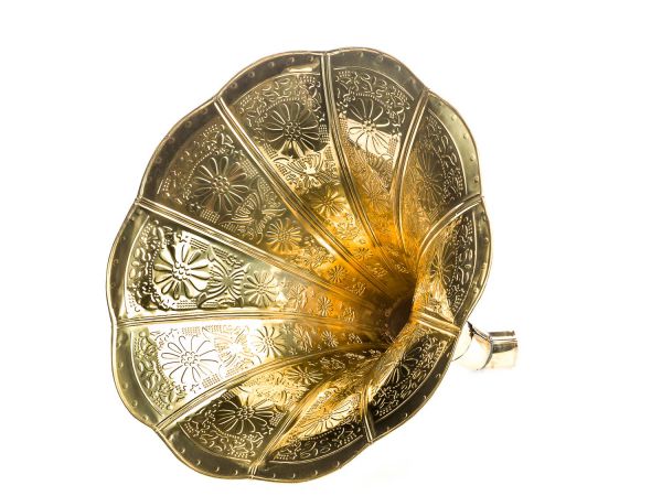 Trichter Grammophon Horn goldfarben mit Verzierungen im antik Stil
